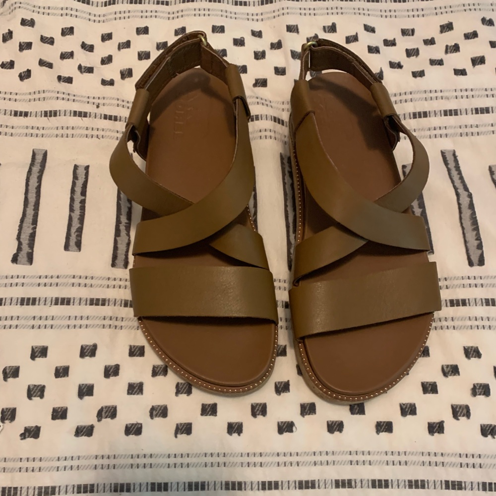 BRAND NEW Sorel sandals
